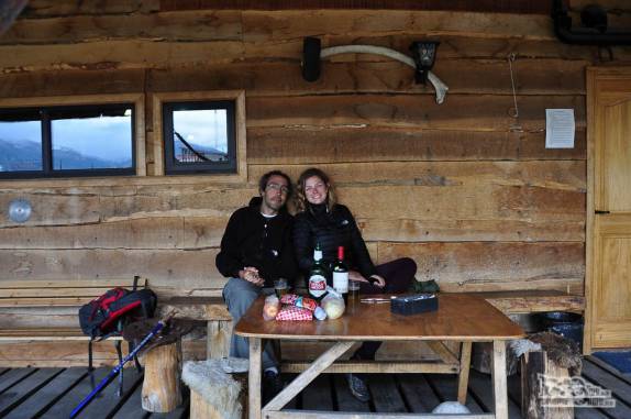 Fim de tarde e de caminhada, hora de merecido lanche acompanhado de vinho e cerveja no nosso albergue em Villa O'Higgins, última cidade da Carretera Austral, no sul do Chile